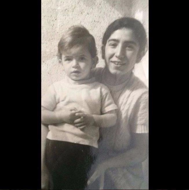 Il�cal� foto�raf�n alt�na "Ge�enlerde H�lya teyzemle �ektirdi�im bir foto :)" notunu d��t�