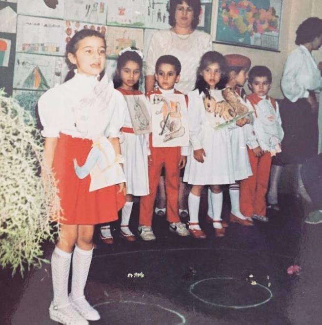 S�la foto�raf�n alt�na �u notu d��t�: E�itim, ki�isel geli�imin en m�him mihenk ta�lar�ndand�r. ��retmek i�in �m�rlerini adayan t�m ��retmenlerimizin g�zel g�n�n� kutluyorum. ( Tav�an oldu�umu iddia etti�im y�llar. �emberin yine d���nday�m.)