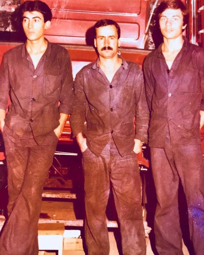 OKTAY KAYNARCA  Gen�lik y�llar�na ait bir kareyi sosyal medyadan yay�nlanan Oktay Kaynarca, "Yer �stanbul Fiat kamyon fabrikas�, 50 NC midib�s elektrik montaj hatt�....Hayat�n o y�llarda da BANA G�ZEL oldu�u daha G�ZEL olaca��na inand���m y�llar...Ne kadar kalbi g�zel sevenlerim varm�� kendimle gurur duydum.Her insana nasip olmaz bunca y�l ger�ekte y�z�n� bile g�rmedikleri ama hep sevdikleri inand�klar� arkas�nda durduklar� bir adam olmak.. Tek tek hepinize sar�ld���m� kucaklad���m� varsay�n benim g�zel memleketimin g�zel y�rekli insanlar�..." mesaj�yla payla��mda bulundu.