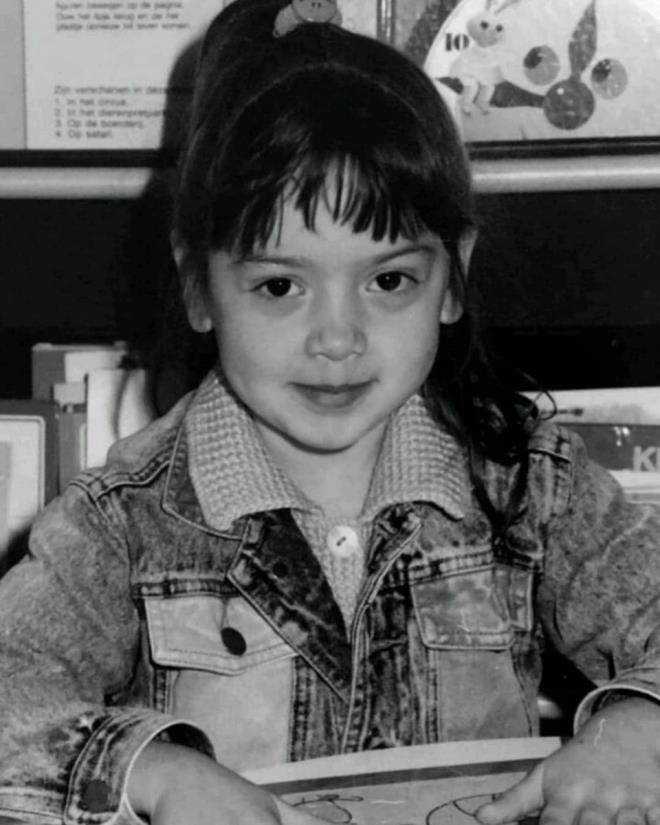 Hadise foto�rafa, "Gen�lerimizin e�itimine destek olabilirsiniz. Can�m arkada��m Ebru G�nde�'e kampanyaya destek olmas� i�in meydan okuyorum" ifadelerini kulland�.