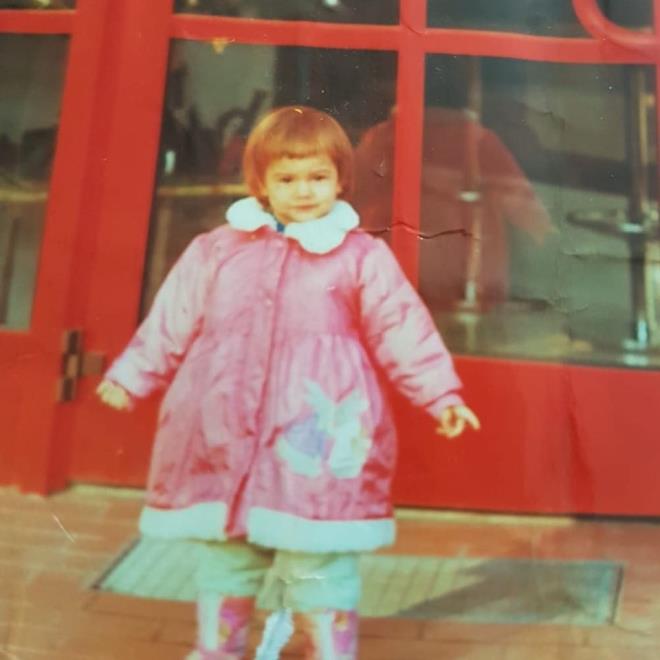 DEMET �ZDEM�R  Erkenci Ku�'ta ba�rolde olan Demet �zdemir, ge�mi� y�llardan yapt��� bir payla��ma, "Bir k�z vard�. Ufac�k, tefecik bir k�z" notunu d��t�.