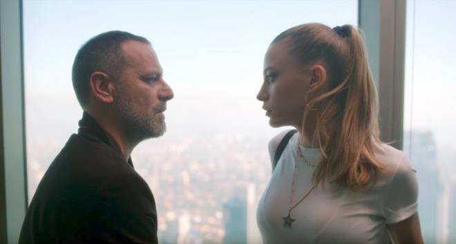 Fi dizisinde Duru karakterine hayat veren Serenay Sar�kaya'n�n �ocukluk hali dizinin yeni sezonu �i'nin ba�lmas�yla g�ndeme geldi.