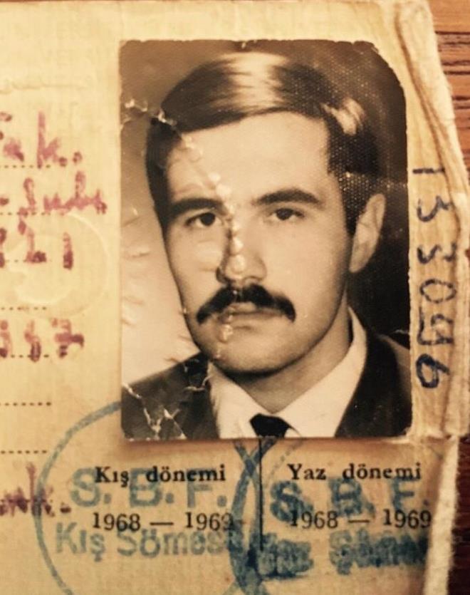 Ankara �niversitesi Siyasal Bilgiler Fak�ltesi'nden mezun olan �lber Ortayl�, 21 ya��ndaki halini g�steren foto�raf�, "Gen�lik. 1968. SBF" notuyla payla�t�. Bu kareye 5 bin be�eni geldi.