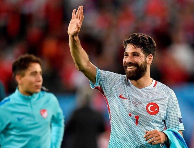 OLCAY �AHAN    Almanya'n�n D�sseldorf �ehrinde d�nyaya gelen futbolcu Olcay �ahan, do�du�u yerin tak�m�n�n alt yap�s�nda forma giydi�i d�nemden bir foto�raf� yay�nlad�.