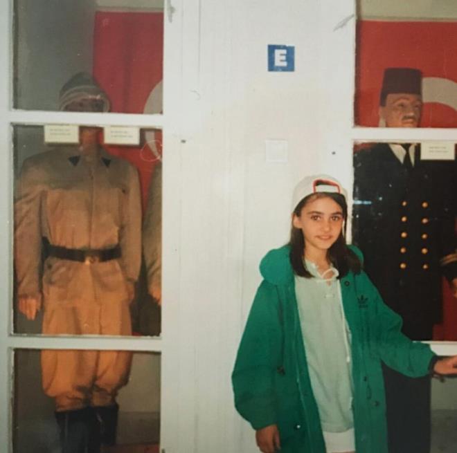 30 ya��ndaki oyuncu foto�raf�n alt�na "Baz� �eyler hi� de�i�mez notunu d��t�"