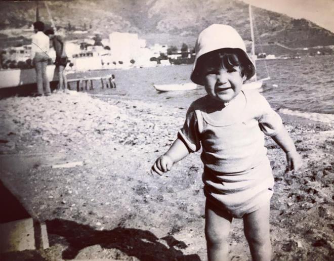 Tolgshow g�sterilerine devam eden Tolga �evik, takip�ilerini �ocukluk y�llar�na g�t�rd�. �evik payla��m�n�n alt�na, "1975 Yaz Kreasyonu... Hep Sanat hep Fe��nnn..." mesaj�n� yazd�.