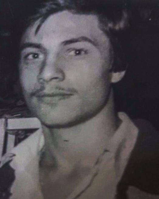 Kaynarca, daha �nce de 17 ya��ndayken �ekilmi� bir foto�raf�n� Naz�m Hikmet Ran’a ait ‘Ya�amaya dair’ �iiriyle hesab�na y�klemi�ti.