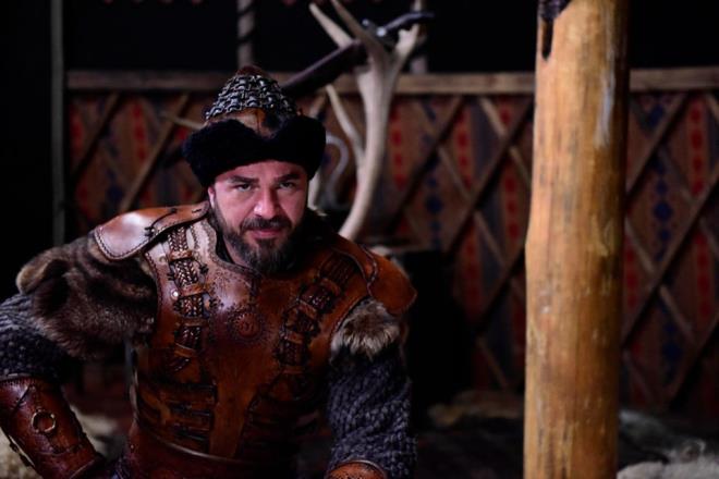 Ertu�rul Gazi karakteriyle b�y�k bir hayran kitlesi olu�turan 38 ya��ndaki D�zyatan'�n merak edilen �ocukluk foto�raf� hayranlar� taraf�ndan sosyal medyada yeniden g�ndeme geldi.