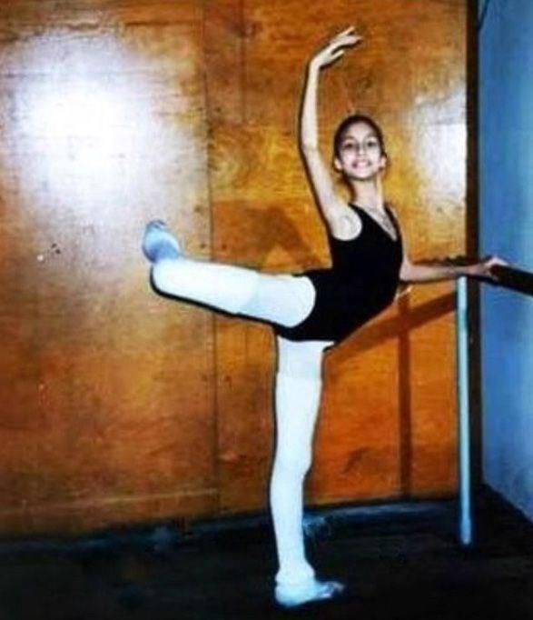 �A�LA �IKEL  �a�la ��kel Instagram hesab�ndan "K���k �a�la’n�n en b�y�k hayali balerin olabilmekti ama hayallerinden de g�zel bi hayat� olabilece�ini nerden bilebilirdi ?... ��k�rler olsun   d�n�me  bug�n�me  yar�n�ma ...  �ocuklu�umun ge�ti�i y�k�lan Atat�rk k�lt�r merkezindeki mutlu g�nlerimden" notuyla �ocukluk foto�raf�n� payla�t�.