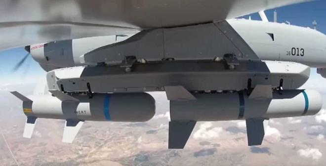 Baykar'n kendi iinde akademik bir kurum gibi altn ifade eden Bayraktar, "Lise alarndan itibaren bizim ekirdek ekibimizin kadrosu bir yerde alm deil kendi iimizde yetimi. Kendi iimizden yetitiriyoruz" diye konutu.