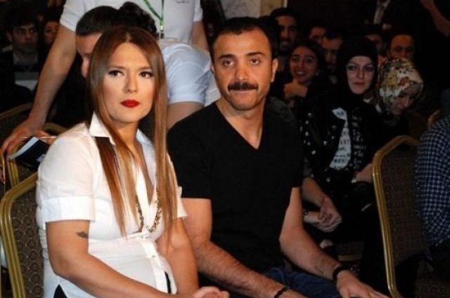 Avukatlar ve haciz memurlar, iftin Beykoz'daki villasna gitti. Televizyon, bilgisayar, klima ve tablo gibi pek ok eya kamyona yklenerek gtrld.