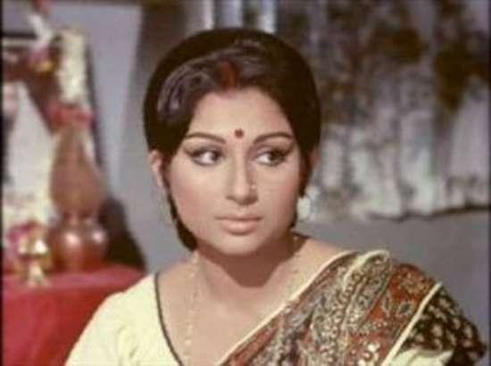 Sharmila Tagore - Oyuncu 1969 ylnda evlendi adn Begum Ayesha Sultana olarak deitirdi ve Mslman oldu.
