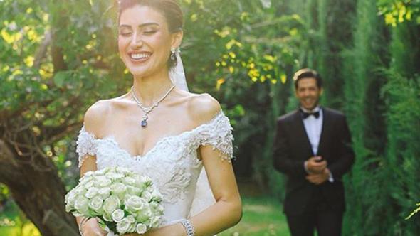 Cumartesi akam dnya evine giren Mert Frat ve dil Frat'tan yeni fotoraf geldi. nl oyuncu Mert Frat bu fotoraf 'ilk gr' notuyla paylat.  <br>  Bu fotorafn altna ise yzlerce yorum yad. Bir ok kii Frat iftine mutluluk dilerken, gldren baz yorumlar da yapld.    <br>te o yorumlar...