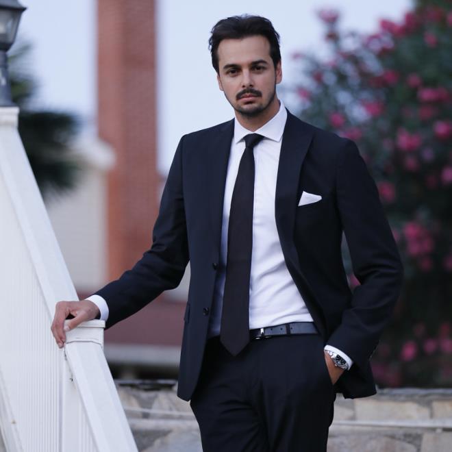 nl oyuncunun Sibel Turnagl'le evliliinden dnyaya gelen olu Sadri Alk, ilk blm dn akam yaynlanan "Keke Hi Bymeseydik" dizisiyle aile meslei oyunculua ilk admn att.