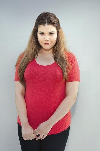 'YUMRUKLADI, KAYETYM'    fade veren Feyza Civelek, yle konutu: "Sabah saat 03.30 sralarnda arkadam Ecem A. ile birlikte Ortaky'den eve getiimiz esnada polis bizi durdurdu. Daha sonra bir polis memuru, arkadamn sandan tutarak aratan indirdi. Yanma iki polis gelerek beni zorla aratan indirdi. Sinirlendim ve aratan indim. O srada polis memuru beni yere yatrd, bana yumruk att. ben de tepki verdim. Arkadam panik iinde aracyla oradan ayrld. Ben de bana vuran polis memurunun elini srdm. Polis memurlarndan davac ve ikayetiyim."