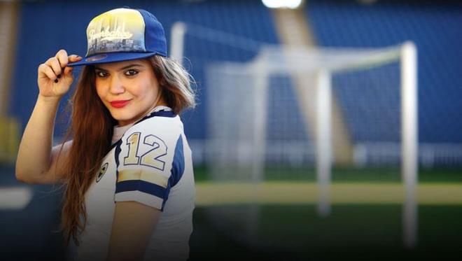 Aracn durdurmak isteyen polisin elini srnca gzaltna alnan nl oyuncu Feyza Civelek hakknda dava ald. Olay, getiimiz aylarda 03.30 sralarnda Ortaky'de meydana geldi. 23 yandaki oyuncu Feyza Civelek, arkada Ecem A. ile aracyla seyir halindeyken grevli polisler tarafndan alkol kontrol iin durdurulmak istendi.