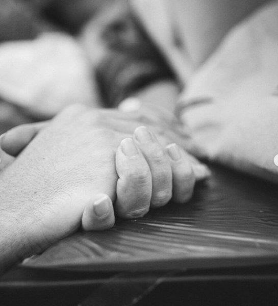 ve ve benim canm eim, yol arkadam, seni yle ok seviyorum ki kelimeler yetmez... elimi hiii brakma Caner" yazd.