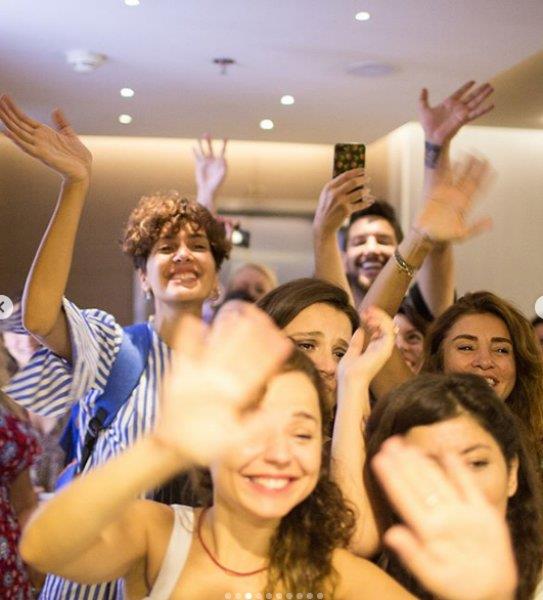 Gzel oyuncuyu mutlu gnnde arkadalar da yalnz brakmad. kran Oval paylamnda, "Benim en kymetli gnm, bata canm doktorum @drardalembet yle zelsiniz ki benim iin.. Her korktuumda gven veren tavrnz, glmsemeniz, desteiniz iin minnettarm ve canm hemiremiz @yesimnefes eliniz hep omzumdayd...