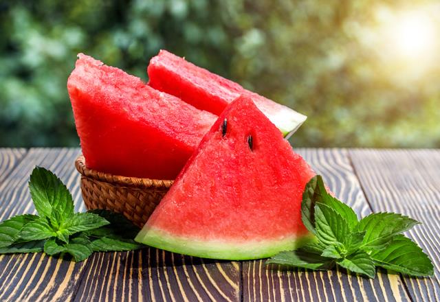 Yaz mevsiminin en favori meyvelerinden biri olan karpuz Eyll ayna girmemize ramen halen en ok tketilen meyveler arasndaki yerini koruyor. C vitamini ve antioksidan asndan olduka zengin olan karpuzu alrken dikkatli ve seici olmak ok nemli. nk satn aldnz karpuz zehirli ve kt olabilir. Peki bunu nasl anlayacaz ? te alacanz karpuzun zehirli ve kt olup olmadn anlamanzn 5 iareti!