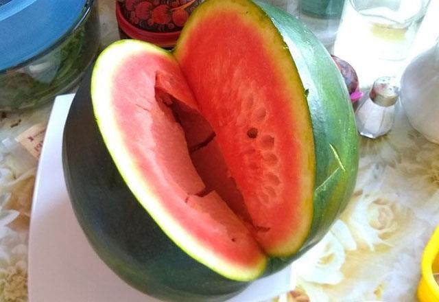 3- BYK VE  BO OLAN KARPUZU YEMEYN: Ar olgun bir karpu biraz ac olabilir. erisinde byme hormonlar tayan karpuuz zehirlenmeye neden olur. Bu durumda meyveyi tketmemeye dikkat edin.