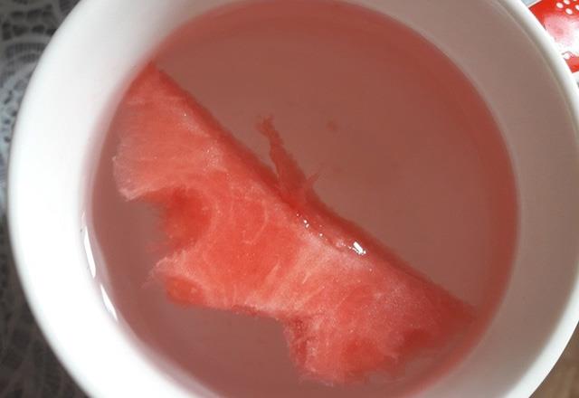 4- KARPUZU YEMEDEN NCE NDEN BR KISIM KESP SUYA KOYUN: Bir karpuzdaki nitrat konsantrasyonunu kontrol edebilirsiniz. Bunu salamann yolu bir para karpuzu suya koyun. Eer su parlak ve pembe bir renk alrsa bu durum karpuzun tehlikeli olduunu gsterir.