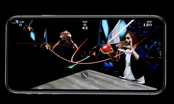 iPhone XS Max, 6.5 inlik devasa bir ekrana ev sahiplii yapyor. Bylece iPhone 8 Plus ile neredeyse ayn boyutlarda daha byk bir ekran kullanclara sunuldu. Gelelim ekrana... Bu ekran 26881242 piksel znrlk ve 458 ppi piksel younluu sunuyor. 3D Touch ve True Tone kullanlmaya devam edilirken, 120 Hz yenileme hzna sahip.