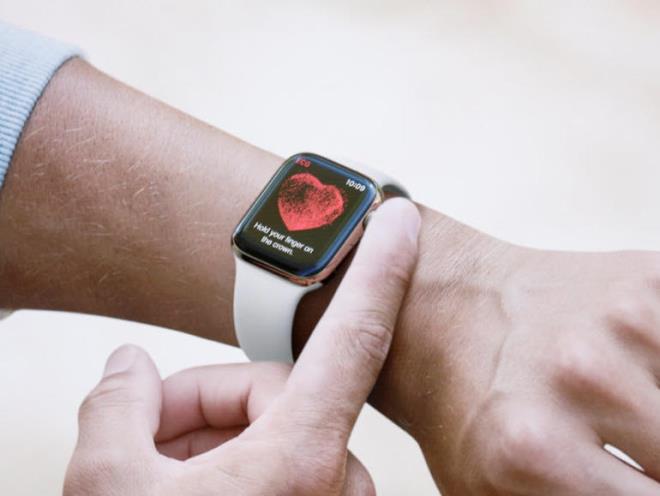 Uygulamay ap parmanz digital crown zerine koyduunuzda dahili elektrotlar, kalp ritminizden kaynaklanan elektrik dalgalanmalarn alglyor ve bunlar ileyerek size kalp ritmi analizi sunuyor. Tm EKG kaytlar, Health uygulamasnda tutuluyor.