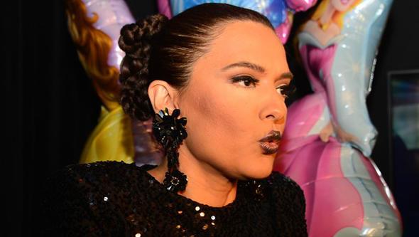 ALTI yllk ei Okan Kurt&#8217;tan nceki gn yldrm kararyla boanan Demet Akaln, dn konser iin Antalya&#8217;ya gitti. Havalimannda sorular yantlayan Akaln, &#8220;Zor bir sre. Bu dnemde drt elle iime ve kzma sarlacam. Beni onlar toparlayacak&#8221; dedi.