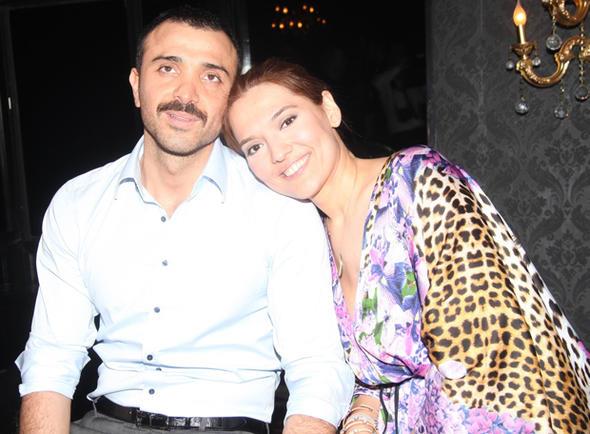 nl arkcnn, geen yl ald villasnn kapsnda haciz memurlaryla karlanca oke olduu, grevlilerin kzlar Hira&#8217;nn odasndaki eyalar da almaya kalkmas zerine sabrnn tat ve boanma prosedrlerini tamamlamas iin avukatna talimat verdii renildi.