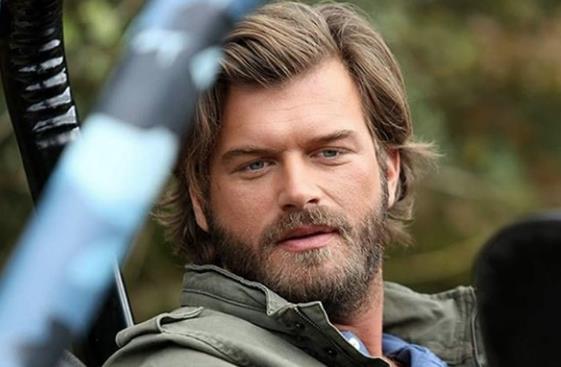 te yandan, nl oyuncu Kvan Tatltu, getiimiz aylarda stanbul Adliyesi&#8217;nde gelerek, kendisinden tahsil ettii vergi borlarn yatrmayarak kendisini 3,5 milyon liralk zarara urattn ne srd eski muhasebecisi Erdal D.'den ikayeti olmu ve ifade vermiti. ikel ve Tatltu&#8217;u zarara uratt ne srlen kiinin ayn muhasebeci Erdal D. olduu renildi.