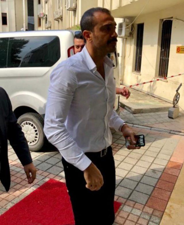 Demet Akaln, kz Hira ile Beykoz&#8217;daki evlerindeyken icra memurlar geldi.