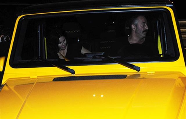 Neeli halleriyle dikkat eken ikili, yemein ardndan son model lks ciplerine binerek gzlerden kayboldu.