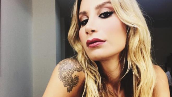 B"en de bu yzden albm hazrladm. Uzun uzun altm. Dn dernek arklarndan gna geldi. Artk yapmyorum yle dn arks. imdi bol bol klip ekeceim.&#8221;