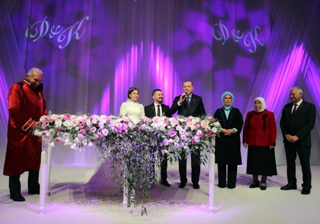 Trkiye Cumhurbakan Recep Tayyip Erdoan ve ei Emine Erdoan, akrabas Ali Erdoan'n olu Bilal Kubilay Erdoan ile Dilan na'n nikah ahitliini yapt.