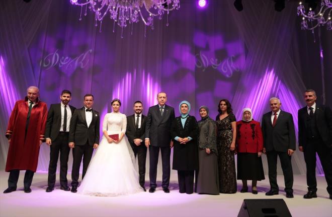 Trkiye Cumhurbakan Recep Tayyip Erdoan ve ei Emine Erdoan, akrabas Ali Erdoan'n olu Bilal Kubilay Erdoan ile Dilan na'n nikah ahitliini yapt.