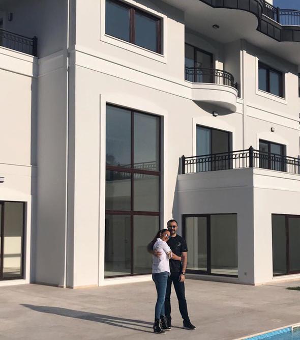 &#8220;Kurutma makinelerini de almsnz, ocuumun eyalar perian! Ya ben size o gn kendi ellerimle ay servisi yaptm. Mdre gvendim, ektim ktm evden kzmla! Bu evi bu hale getirecek ben size ne yaptm? Soruyorum ne yaptm? Borlu beyefendiye, doum yapan ocuuna kzmn altnlarndan gtrmt kotura kotura babas. &#8220;