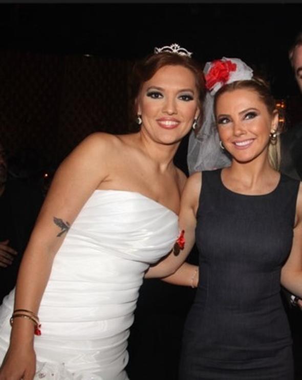 Demet Akaln ile bir dnem aralarndan su szmayan Ece Erken, nceki gn Etiler'de grntlendi.