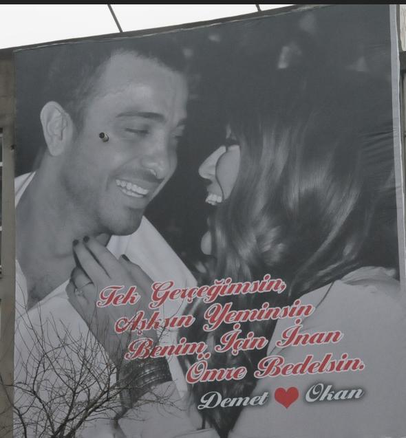 EVL MUTLU OCUKLU    Giderli arklarla beraber Akaln tam anlamyla komaya balad. Pe pee hitler, neredeyse her gne bir konser, ekstra... nk Glck&#8217;ten yola kp en tepeye doru trmanan bu kzn samimiyetine bir kez inanlmt artk.