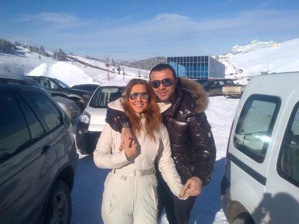 Olayn ardndan medyada onu destekleyen, bunlar anlatan yazlar kt. Sosyal medyada da ounlukla yle. Normalde toplumun geneli para harcamay da datmay da bu denli altn ize ize yapan bir hreti ok el stnde tutmaz. Ama ite onun durumu farklyd. Ona yle baklmyordu. O hibir eyini gizlememeyi kendine iar edinmiti.