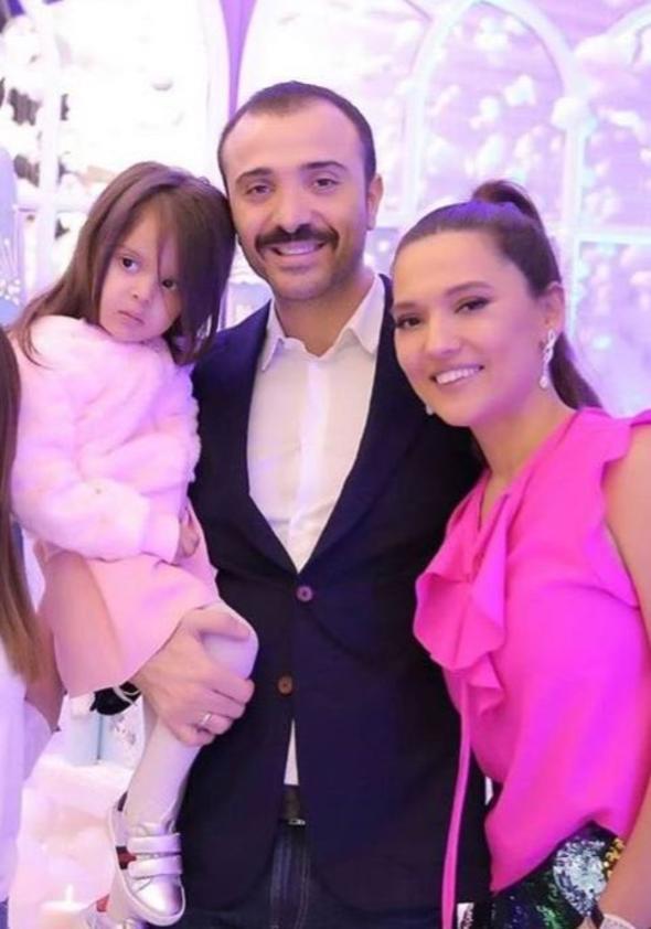 Herkes onda kendinden bir ey bulmutu. Eh, sonunda &#8220;rya&#8221; denilen ey bu deil miydi? Nitekim baarsz iki evlilik denemesinden sonra gelen nc evliliiyle bera-ber zel hayat da nihayet arksndaki gibi olmutu ite: Evli mutlu ocuklu.