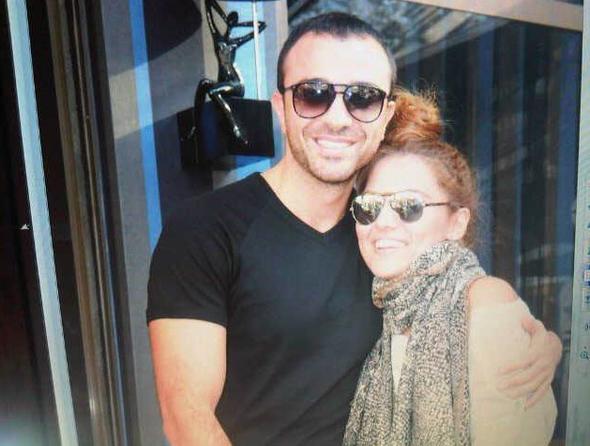 BUNALIRIM DNRKEN YANLI AKLARIMI    Sonunda bu &#8220;Trk ryas&#8221; hafta banda aniden bozuldu. Eve gelen haciz memurlarnn akabinde gidip at diye bo-and Demet Akaln. Meer bir yldr aslnda kocasnn bor meseleleri varm. Demet bu durumu hep tolere etmeye alm, ok uram.