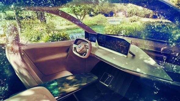 iNEXT&#8217;teki sr modlar ise &#8220;Boost&#8221; ve &#8220;Ease&#8221; olarak adlandrlm. Boost seeneinde otomobili src kontrol ederken, Ease (kolaylatr) seeneinde ise ara otonom bir hle geliyor ve direksiyon simidi ortadan kalkyor.