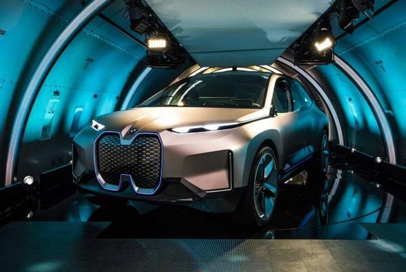 BMW iNEXT grsellerine bakldnda aracn SUV tarz boyutlara sahip olduu grlyor.