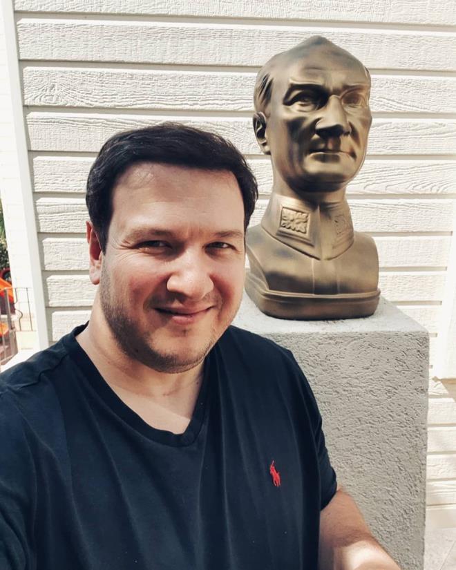 ahan Gkbakar     "Arkada duran Byk ATATRK, ondeki ise onun sayesinde adam olmus sradan bir Trk. Hersey icin tesekkurler"