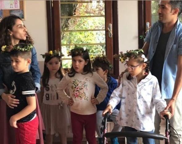 Yeni eitim retim yl iin ilk ders zili bugn ald. Milyonlarca renci ve retmenin ders ba yapt 2018-2019 eitim-retim ylnda ocuklarn okula gnderen nl isimler de duygularn sosyal medya mesajlaryla dile getirdi. nl isimler okulun ilk gn ekildikleri fotoraflar sosyal medya zerinden takipileriyle paylat. te nllerden okul paylamlar...