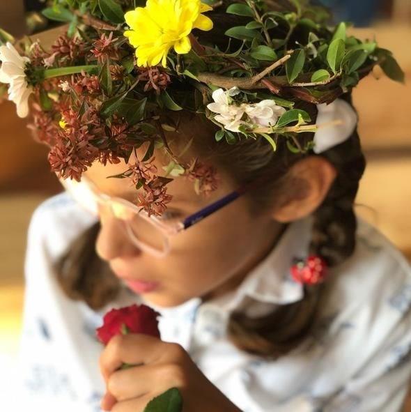 Ceyda Dvenci    Byd, ieklendi, gzelleti... Masal okuyarak gne balayan, bahesindeki ieklerden ta yapan retmenin sevgiyle karlad, 2.snf rencilerinin gller vererek kucaklad, el ele veren velilerin sevgi emberlerinin altndan yryerek snfna arklarla gittii, mutluluk saan ilkokuluna balad...  Gnlm rahat, gzm yal, kalbim mutlu, midemde kelebekler... Balkpm yolun ak olsun... rendiin her gzel ey sana mutluluk katsn... Seni ok ok ok seviyorum...