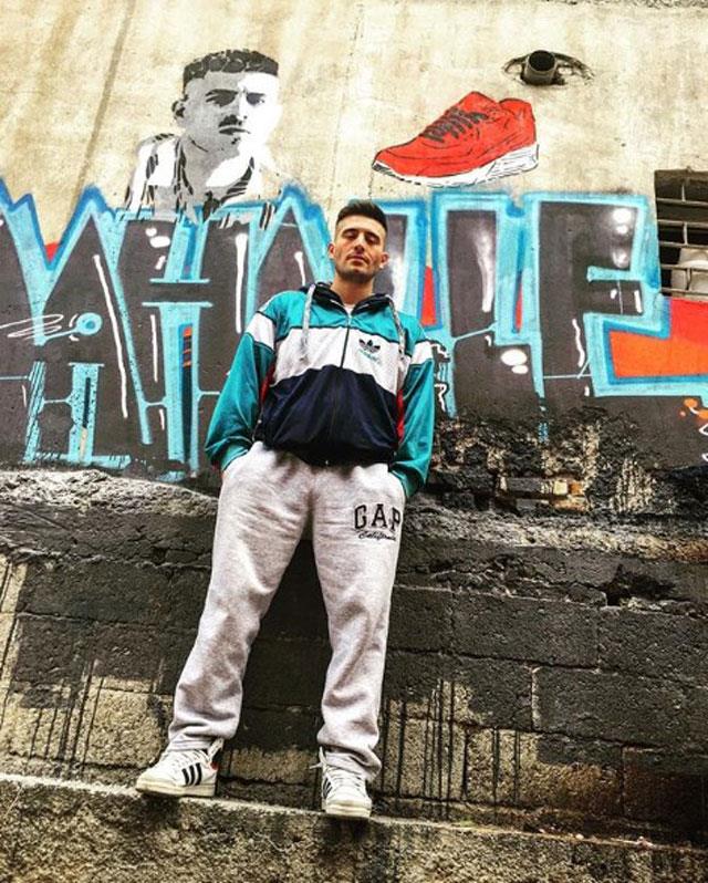 1989 ylnn Ekim aynda dnyaya gelen Cihangir Ceyhan&#8217;n burcu Terazi&#8217;dir. Adana&#8217;da domutur. Aslen anne tarafndan Diyarbakr, baba tarafndan ise Elaz&#8216;ldr. Ailenin en kk ocuudur.    Eitim hayatn Akretim niversitesi letme blmnde srdren Cihangir Ceyhan 2.5 sene stanbul&#8217;da kamera n oyunculuk eitimi almtr. Eitimin ardndan doup byd Adana&#8216;ya dnmtr. Yaantsn gnmzde halen Adana&#8217;da srdrmektedir.