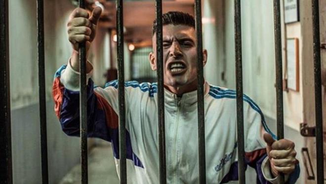 Aye henz 17 yana gelmemi olduunu syledii Akn'n hapiste olmasn ukur'un karanlk taraf olarak sylerken Akn karakterini ileriki gnlerde kimin oynayaca henz belli olmad. Ancak Akn bir sre daha getikten sonra diziye iyi bir giri yapacak ve Babas Selim'in ailesine yapt ihaneti grecektir.