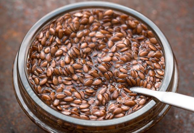 Nasl yaplr? Bir bardak scak suyun ierisine keten tohumunu ekleyin. 30 dk dinlenmeye brakn. Su jelimsi bir kvama dntnde iilmeye hazr hale gelmi demektir.