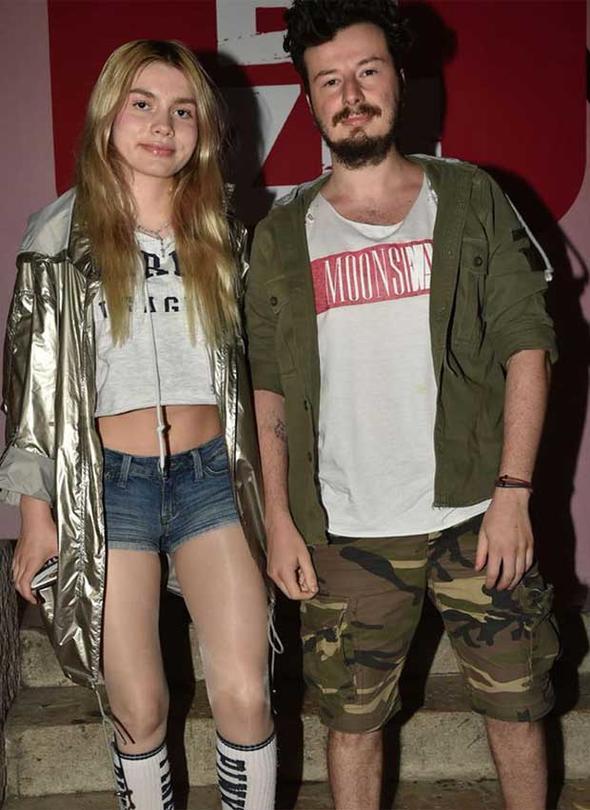 Tlki sitemini nce Twitter sayfasnda dile getirdi:  <br>  - Kalp krmayn artk. Ben merkezli dnce ve kar tabanl ilikilere dikkat edin. Zira can yakyor... Ben yaadm oradan biliyorum. Aslolan nemsediiniz kadar nemsenmek, deer verdiiniz kadar deer grmek olmal.  <br>  - Ayplyorum. ok vefal bymemden mi,farkl bir vicdanla bymekten mi,bana emek verenlere inanlmaz vefa hissetmekten mi garipsiyorum bunlar bilmiyorum.Belki de ben fazla dnceliyimdir,sorun bendedir. Bu yzden ayplyorum sadece... Baka bir ey yapmyorum. Kibarca,iten ie..